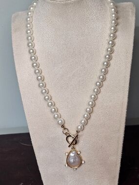 Classic Pearl Beaded Necklace with Gold Pendant